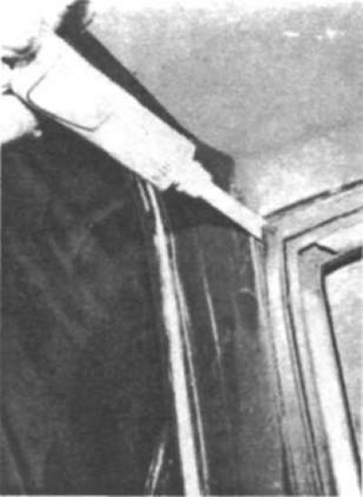Рис. 66. Верхний угол ветрового стекла этого…