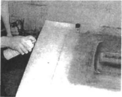 Рис. 81. Удерживая баллончик с черной краской на…