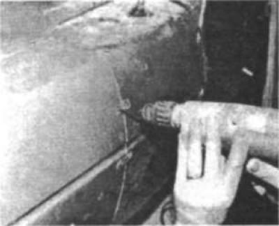 Рис. 17. ...просверлите направляющие отверстия...
