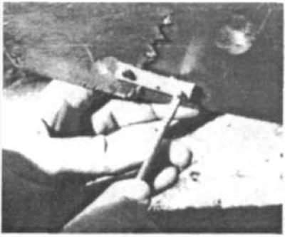 Рис. 36. Сначала на место разрыва крепится…