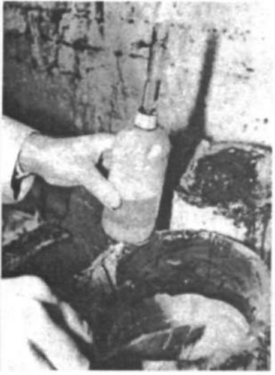 Рис. 46. Смешайте немного гелевой смолы с…