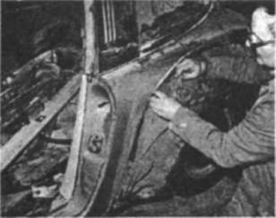 Рис. 86. Стеклопластиковая панель прикладывается…