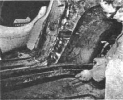 Рис. 97. Затем производится замена боковой панели…