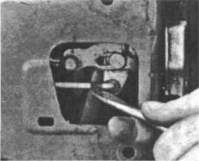 Рис. 8. Осторожно освободите отверткой пружинный…