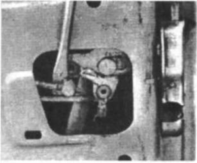 Рис. 10. Вытяните их, а затем снимите с замка