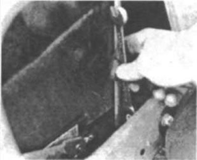Рис. 16. Отверните нижний болт крепления…