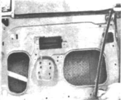 Рис. 21. Извлеките из двери направляющую стекла