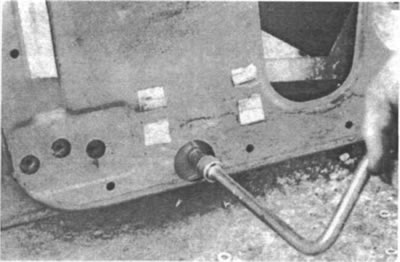 Рис. 25. Отверните две гайки, удерживающие желоб…