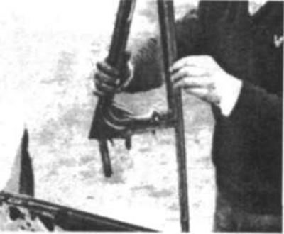 Рис. 26. Снимите поворотное окно в сборе