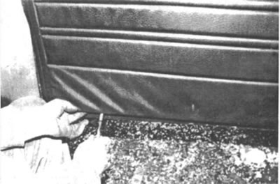 Рис. 37. Обшивка крепится к двери при помощи…