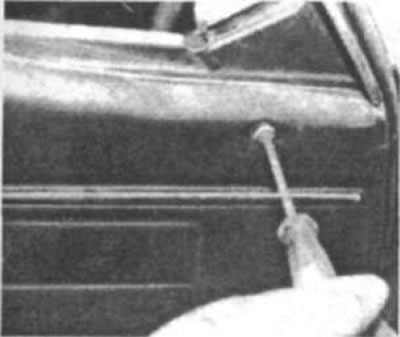 Рис. 47. Верхняя часть обшивки крепится при…