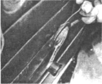Рис. 49. Ее лучше всего снимать, зацепив за…