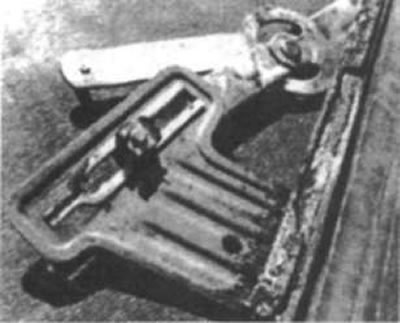 Рис. 55. Этот зажим был обнаружен на нижней части…