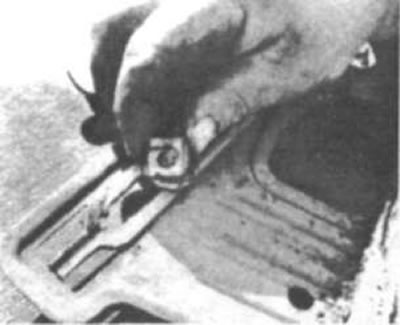 Рис. 56. Далее необходимо разобрать зажим: он…