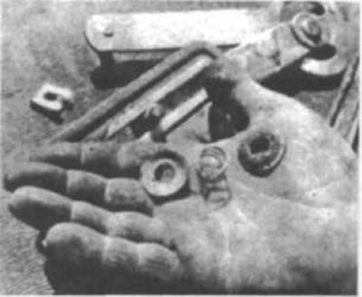 Рис. 57. На рисунке показаны пружина и шайбы…