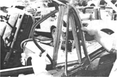 Рис. 58. Затем снимаются резиновые уплотнители с…