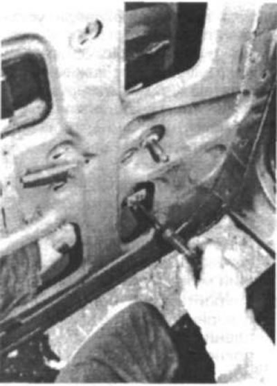 Рис. 61. Теперь отверните винт у основания…