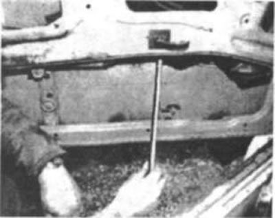 Рис. 73. Желоб можно снять снизу двери