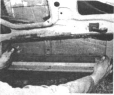 Рис. 79. Осторожно опустите стекло двери на дно…