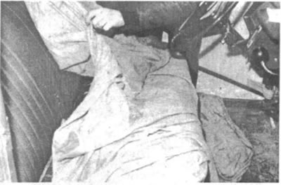 Рис. 93. При снятии поврежденное ветровое стекло…