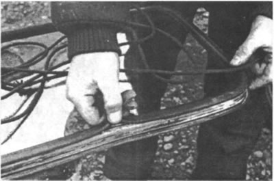 Рис. 104. На внешней стороне уплотнителя также…