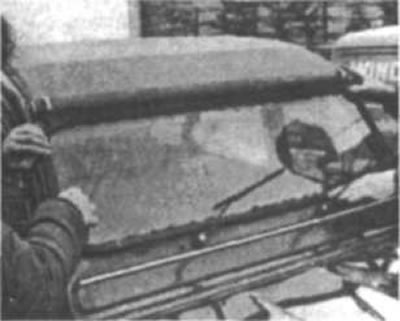 Рис. 109. После установки стекла на нижний конец…