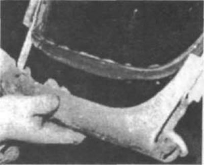 Рис. 134. Установите боковые стойки на место