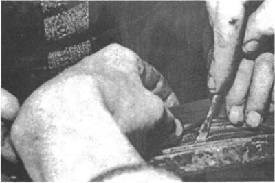 Рис. 142. Вставьте оставшиеся концы уплотнителя…