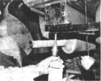 Рис. 33. Необходимо, чтобы помощник надежно…