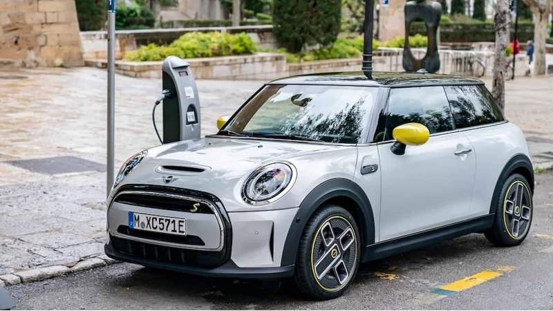 В Россию привезут всего 250 Mini Cooper SE:…