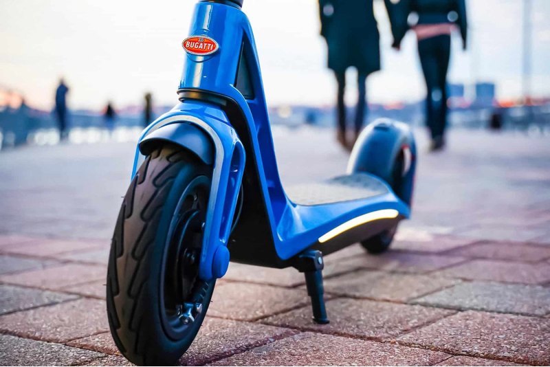 Новый электросамокат Bugatti: 35 км на одном…