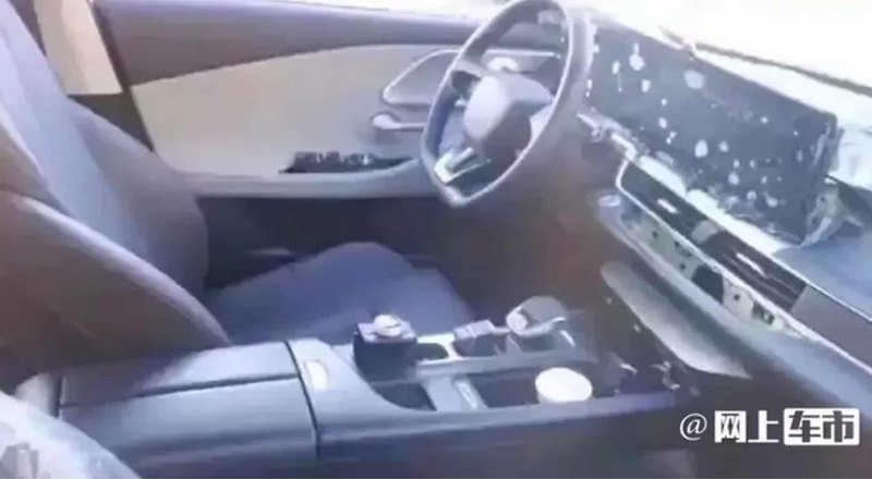 Удалось фотошпионам заглянуть и в салон седана.…