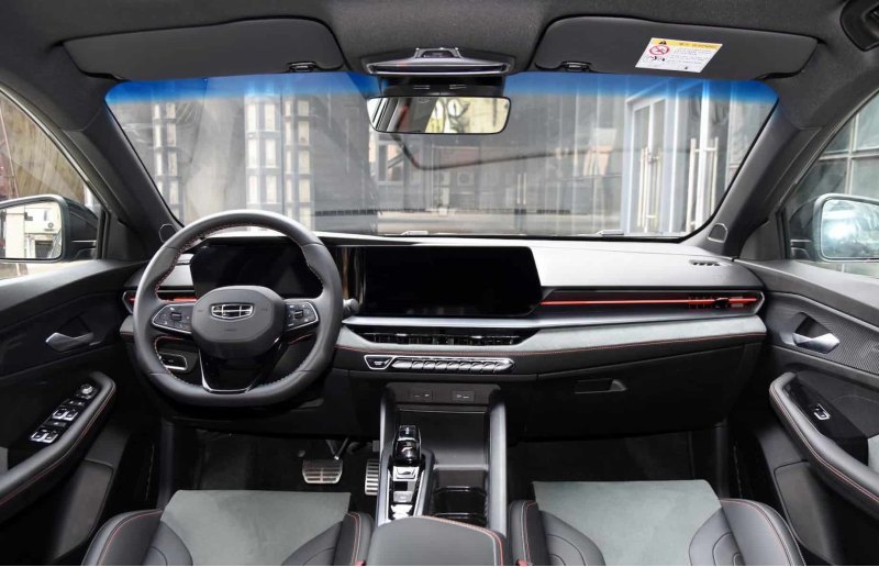 Интерьер седана выполнят в семейном стиле Geely с…