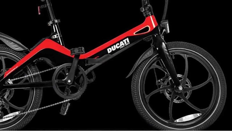 Ducati показала новый складной электрический…