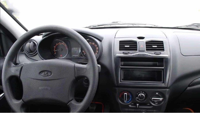 Интерьер упрощенной Lada Granta Classic 22 с…