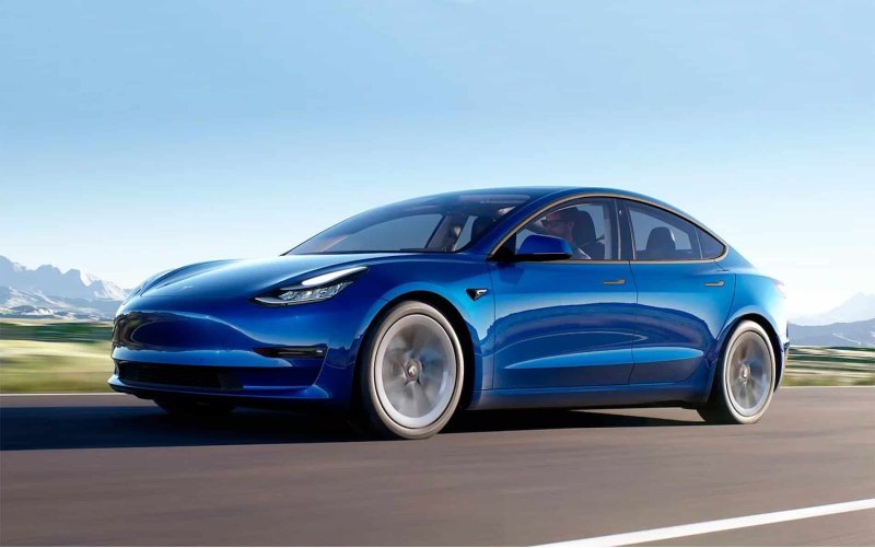 На фото Tesla Model 3