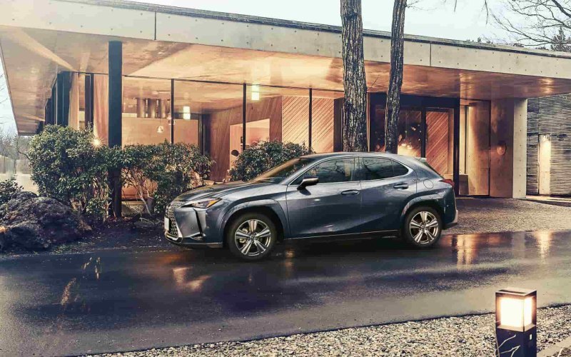 В Японии начались продажи обновленного Lexus UX