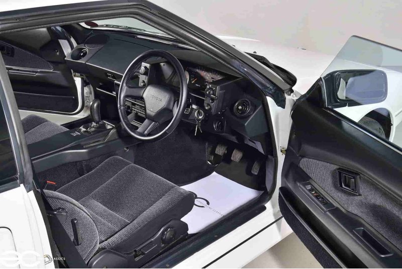 Белая краска, в которую выкрашен кузов этого MR2,…