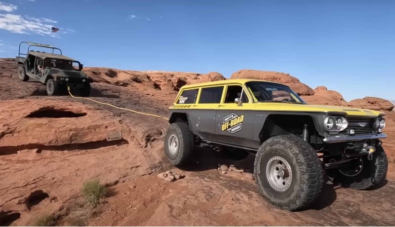 Как сломавшийся Hummer H1 вызволяют из каменистой…