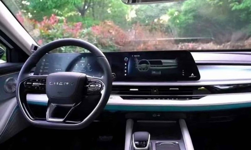 Автомобиль представляет собой седан, базирующийся…