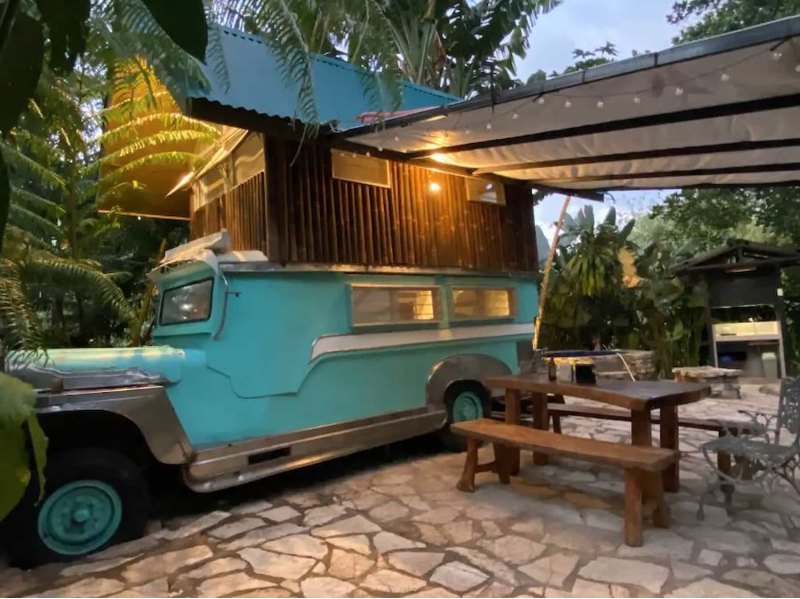 На Airbnb сдают необычный дом на колесах Jeepney…