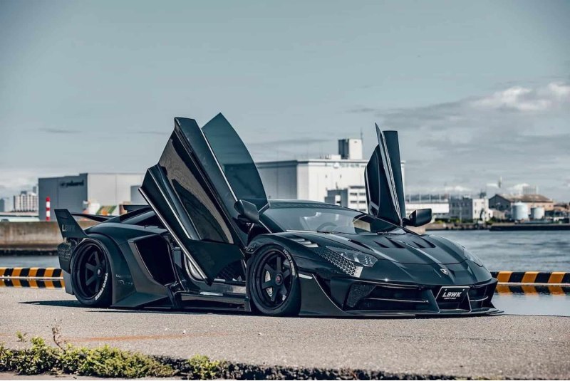 Liberty Walk превратило Lamborghini Aventador в…