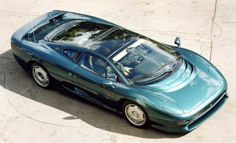 4 место – Jaguar XJ220