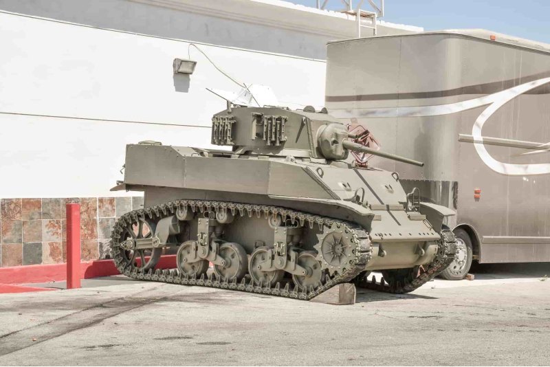 Военный M5 Stuart оснащался двумя моторами…