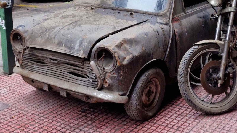 Что стало с хэтчбеком Mini Classic и мотоциклом…