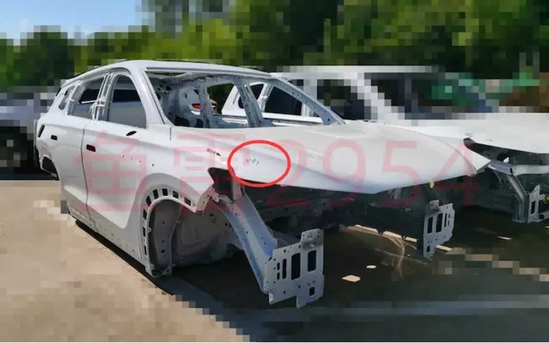Надпись “АТ8” на крыле кузова…