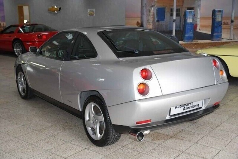 Fiat Coupe достался самобытный внешний облик,…