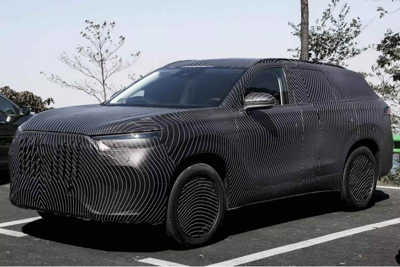 Пока Tiggo 9 проходит под внутризаводским…