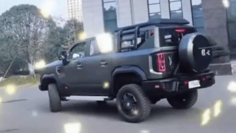 Попавший в объективы автомобильных папарацци…