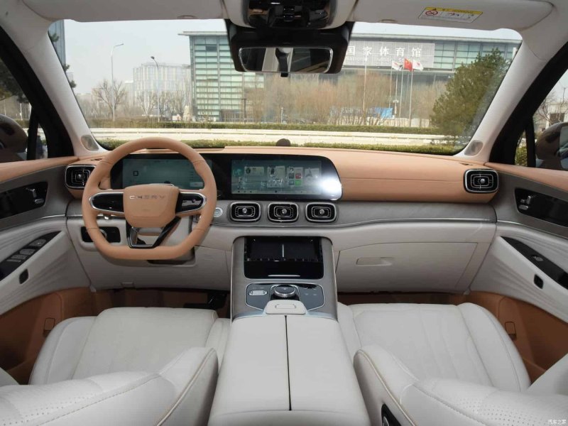 Внешне автомобиль напоминает Jaguar F-Pace, а с…